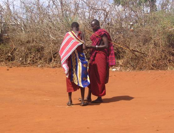 यहां एक-दूसरे पर थूककर जताते हैं प्यार!