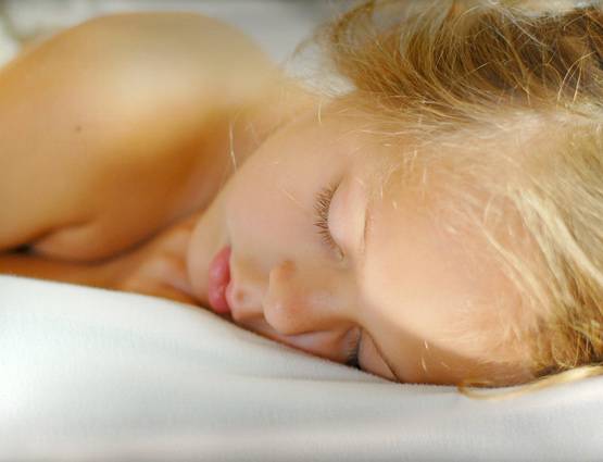 हैरान करने वाले हैं बिना कपड़ों के सोने के फायदे