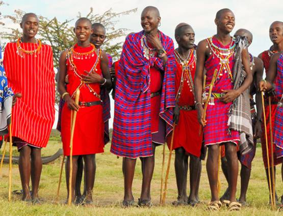 यहां एक-दूसरे पर थूककर जताते हैं प्यार!