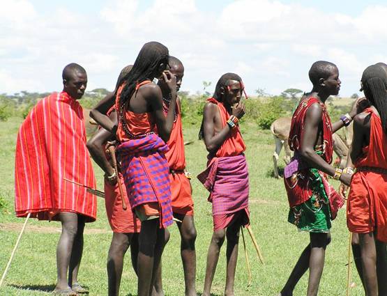 यहां एक-दूसरे पर थूककर जताते हैं प्यार!