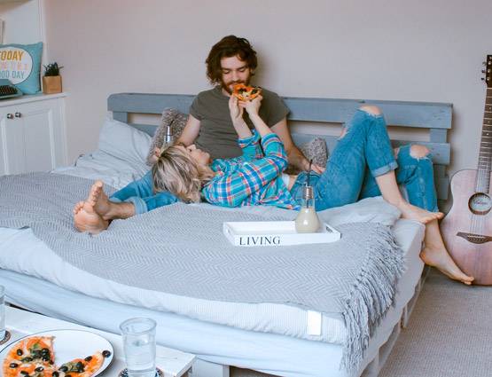 पीरियड्स में पार्टनर के साथ संबंध बनाना कितना गलत?