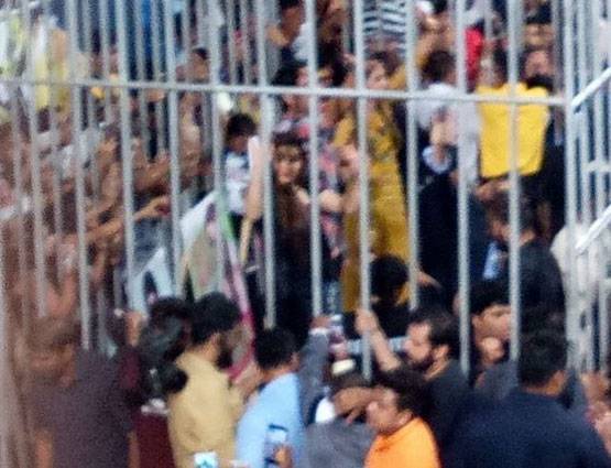 Bigg Boss: लाइव वोटिंग में बेकाबू हुई भीड़, खींचे हिना के बाल⁠⁠⁠⁠