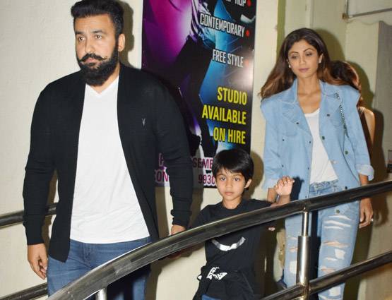 ट्विंकल-नितारा, सुजैन-रितिक बच्चों संग मूवी डेट पर निकले