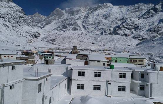 कश्मीर से केदारनाथ तक बर्फबारी, नैनी झील पर जुटे सैलानी