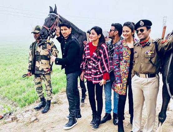 PHOTOS: अय्यारी टीम ने सीमा पर इस अंदाज में मनाया रिपब्‍ल‍िक डे