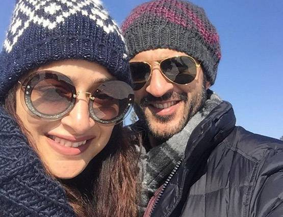 रोमांटिक होलीडे पर हितेन, पत्नी के साथ ऐसे बिता रहे क्वॉलिटी टाइम