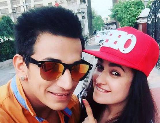 क्या प्रिंस नरूला ने की गर्लफ्रेंड से सगाई, वीडियो में सामने आया सच!