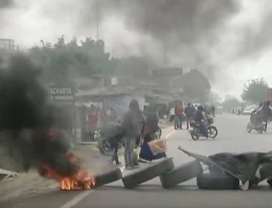 'पद्मावत' की रिलीज से पहले करणी सेना का उपद्रव, बसें आग के हवाले