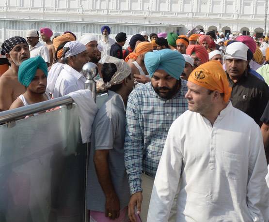 फिर सूट-बूट में दिखे राहुल गांधी, ये लुक भी हो चुके हैं VIRAL