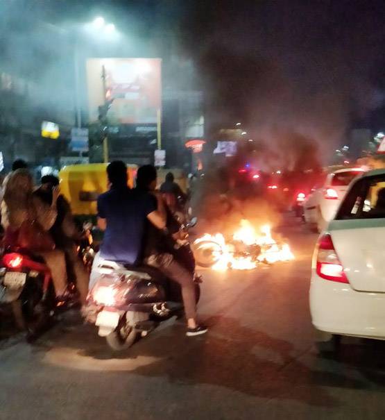 पद्मावत पर बवाल, अहमदाबाद में मॉल-सिनेमाघर में आगजनी