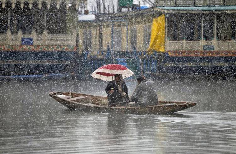 डल झील पर जमी बर्फ की चादर, तस्‍वीरों में देखें जन्‍नत के नजारे