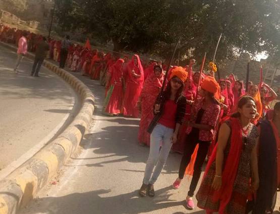 पद्मावत: चित्तौड़ में तलवार ताने निकली महिलाएं, जौहर करने की दी धमकी