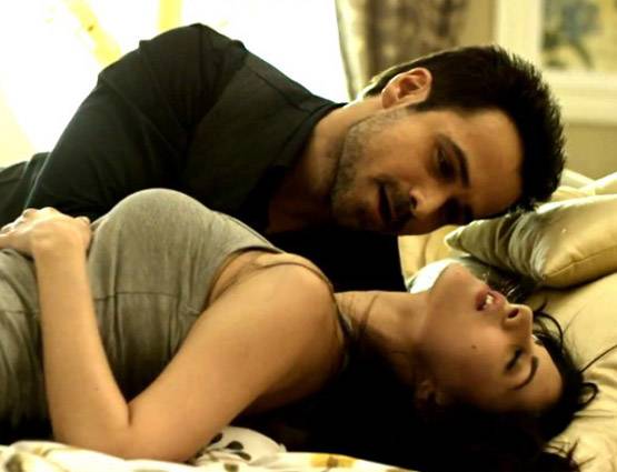 जिस एक्टर से नहीं कर पाती थीं बात, उसके साथ अमायरा ने किया Kiss सीन