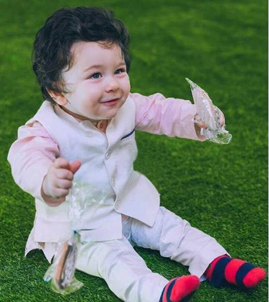 तैमूर खुद बना रहे हैं अपने बाल, देखी आपने ये क्यूट तस्वीर