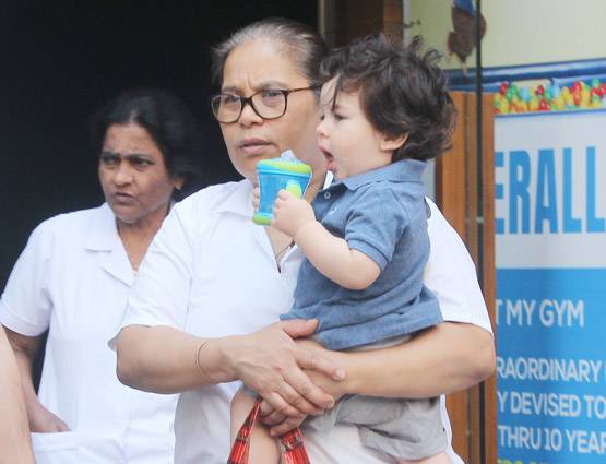 PHOTOS: तैमूर की किंडरगार्टन में एंट्री, कैमरे को देखकर मुस्कुराए