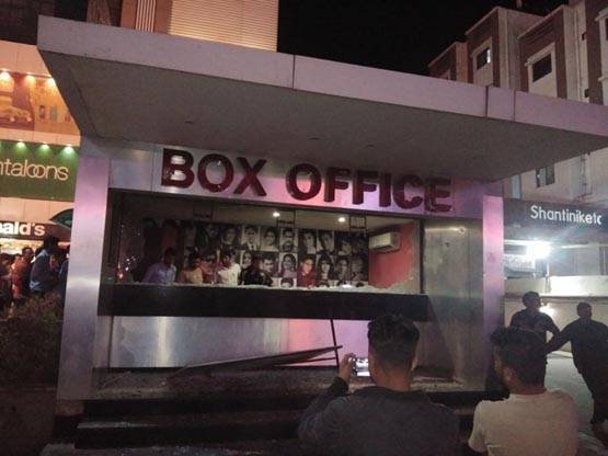 करणी सेना का तांडव, थियेटर में तोड़फोड़, बसों में लगाई आग