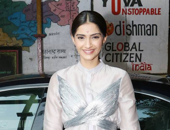 अक्षय की फिल्म पैडमैन का अनोखा प्रमोशन, लड़कियों को बांटे सेनेटरी पैड