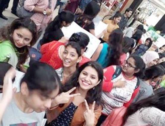 Bigg Boss: लाइव वोटिंग में शिल्पा-विकास का क्रेज, फैंस की भीड़ उमड़ी