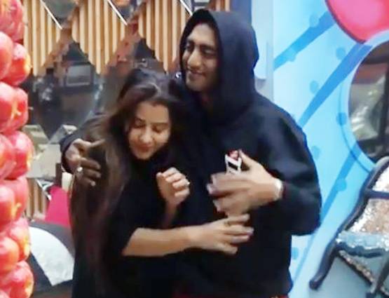 अकाश के छूने, किस करने से नाराज शि‍ल्पा ने कहा- अब किया तो...