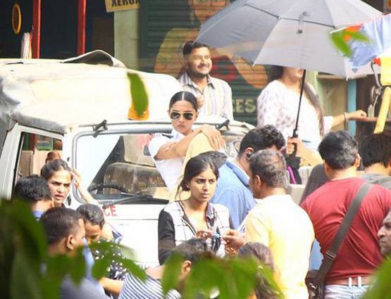 PHOTOS: बॉयफ्रेंड रणवीर को दबंग LOOK में ऐसे चैलेंज दे रही हैं दीपिका