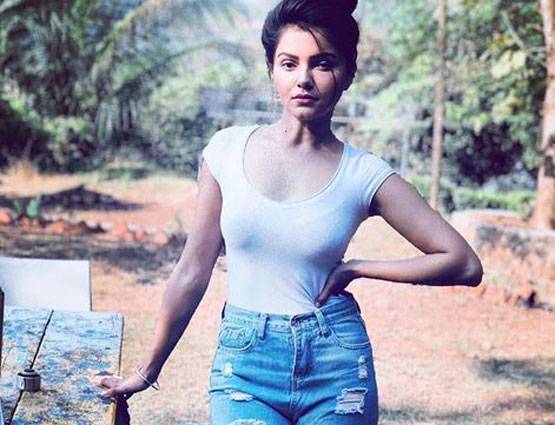 SWIMSUIT में नजर आई हरमन की सौम्या, सामने आया बोल्ड लुक