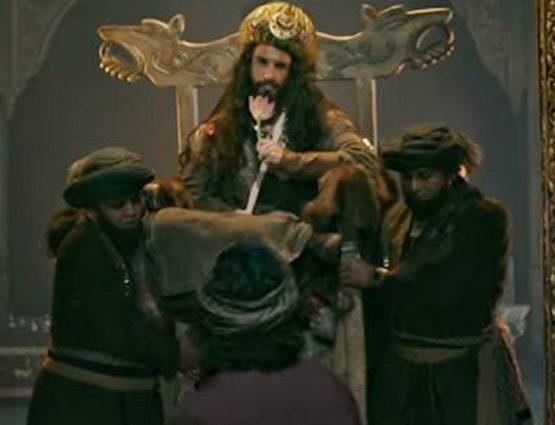 क्या बायसेक्सुअल था खिलजी? पद्मावत में काफूर के साथ 'इंटिमेट' सीन