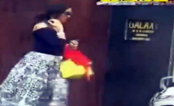 बुके लेकर सलमान के गेट पर खड़ी रहीं अर्शी, गार्ड ने घुसने नहीं दिया