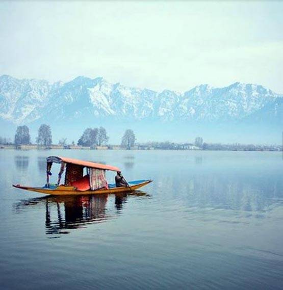 डल झील पर जमी बर्फ की चादर, तस्‍वीरों में देखें जन्‍नत के नजारे