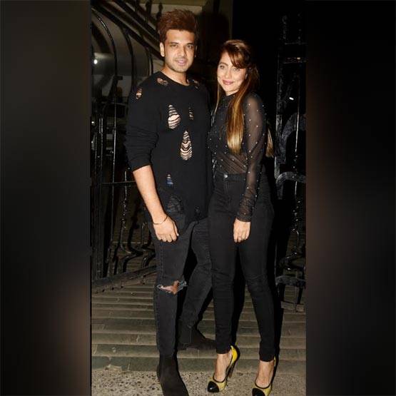 बिपाशा की बर्थडे पार्टी में रोमांटिक हुए करन, Kiss कर जताया प्यार