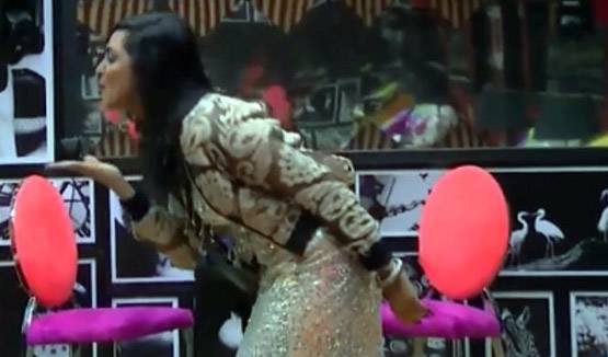 Bigg Boss के घर लौटी रौनक, रश्क-ए-कमर पर खूब थिरकीं अर्शी