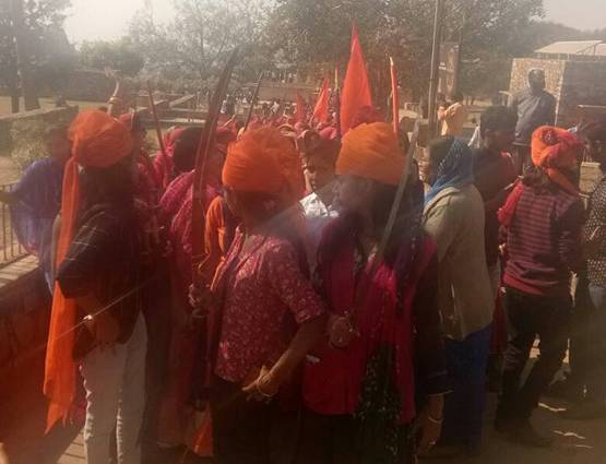 पद्मावत: चित्तौड़ में तलवार ताने निकली महिलाएं, जौहर करने की दी धमकी