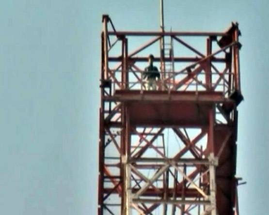 पद्मावत: 350ft ऊंचे टॉवर पर पेट्रोल बोतल लेकर चढ़ा युवक, धमकी