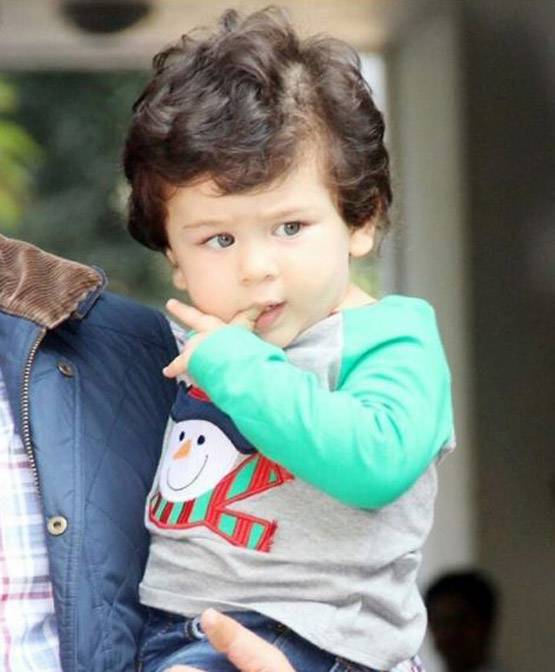 तैमूर खुद बना रहे हैं अपने बाल, देखी आपने ये क्यूट तस्वीर