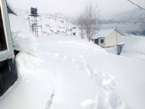 कश्मीर से केदारनाथ तक बर्फबारी, नैनी झील पर जुटे सैलानी