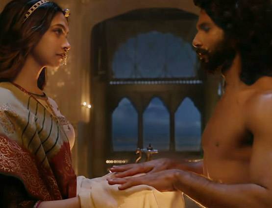 सबसे भावुक सीन, जब 'जौहर' से पहले राजा के हाथों की छाप लेती हैं पद्मावती