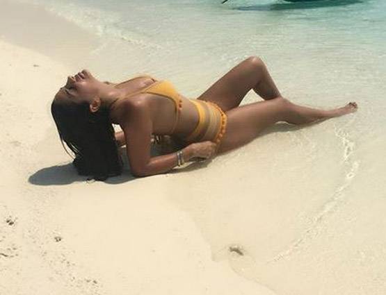 ये हैं मुमताज की छोटी बेटी, बिकिनी में शेयर की PHOTOS