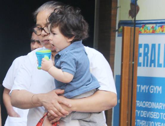 PHOTOS: तैमूर की किंडरगार्टन में एंट्री, कैमरे को देखकर मुस्कुराए