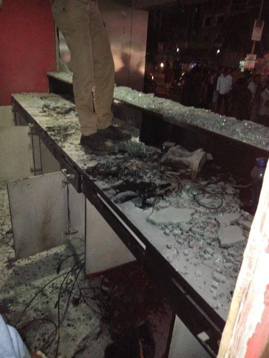 करणी सेना का तांडव, थियेटर में तोड़फोड़, बसों में लगाई आग