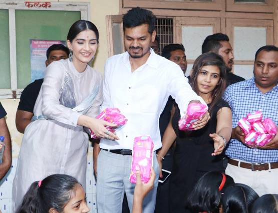 अक्षय की फिल्म पैडमैन का अनोखा प्रमोशन, लड़कियों को बांटे सेनेटरी पैड