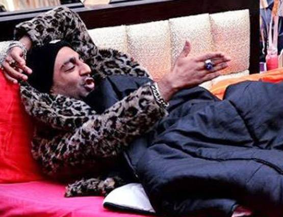 बिग बॉस के घर में 'ड्रामा क्वीन' हिना ने उड़ाया आकाश की नाक का मजाक