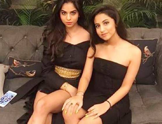 शाहरुख के साथ फैमिली वेडिंग में मस्ती करती दिखी सुहाना