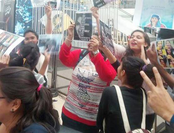 Bigg Boss: लाइव वोटिंग में शिल्पा-विकास का क्रेज, फैंस की भीड़ उमड़ी