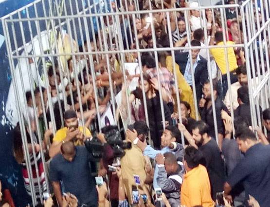 Bigg Boss: लाइव वोटिंग में बेकाबू हुई भीड़, खींचे हिना के बाल⁠⁠⁠⁠