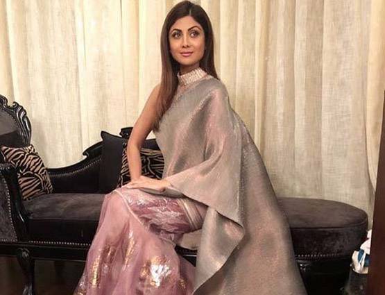 ठंड से बचने के लिए शिल्‍पा ने पहनी मेटालिक साड़ी? जानें कीमत