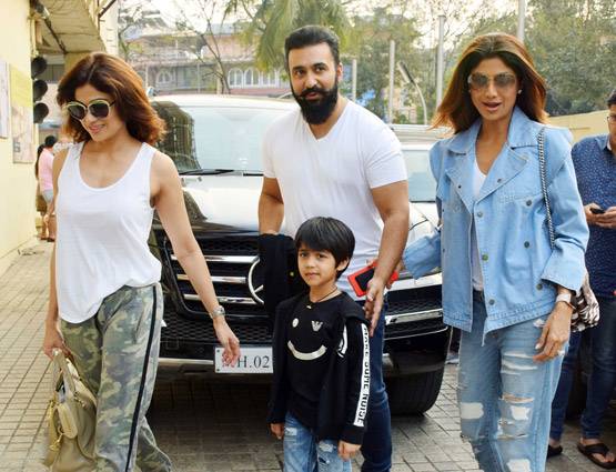 ट्विंकल-नितारा, सुजैन-रितिक बच्चों संग मूवी डेट पर निकले