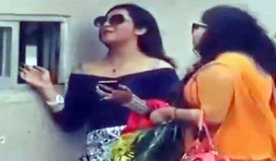 बुके लेकर सलमान के गेट पर खड़ी रहीं अर्शी, गार्ड ने घुसने नहीं दिया