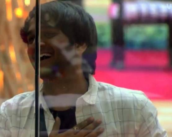 Bigg Boss के घर लौटी रौनक, रश्क-ए-कमर पर खूब थिरकीं अर्शी