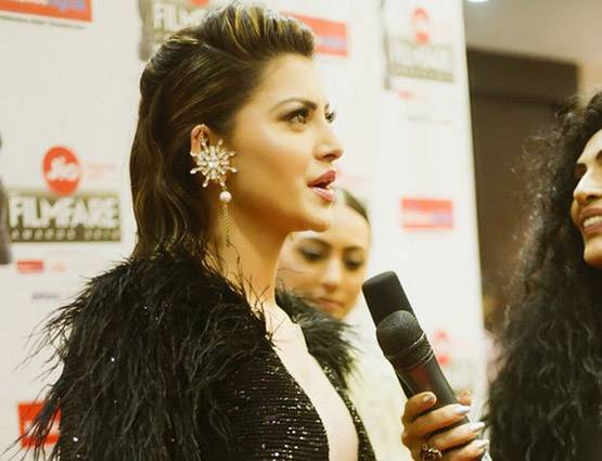 उर्वशी ने शेयर की बोल्ड तस्वीरें, ढंग की ड्रेस पहनने की नसीहत