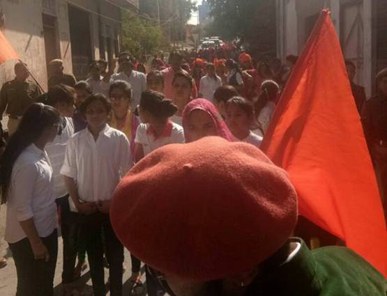 पद्मावत: चित्तौड़ में तलवार ताने निकली महिलाएं, जौहर करने की दी धमकी