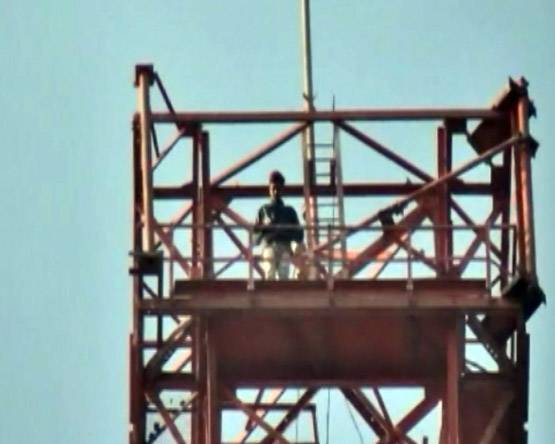 पद्मावत: 350ft ऊंचे टॉवर पर पेट्रोल बोतल लेकर चढ़ा युवक, धमकी